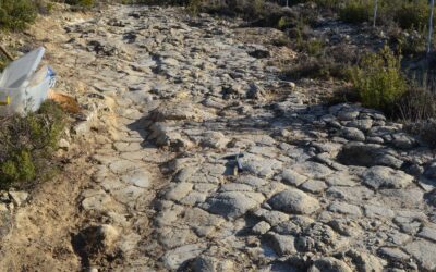 Surcos misteriosos y pisadas de dinosaurios en el río Cabra (Teruel, España)